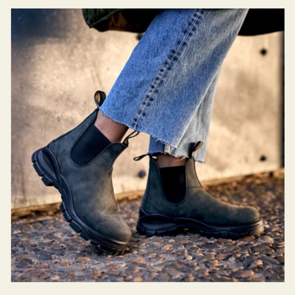 BLUNDSTONE LUG CHELSEA BOOTS - RUSTIC BLACK WOMENS